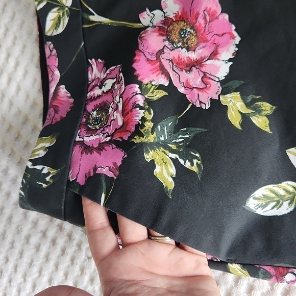 Express Floral Print Mid Rise Shortie size 8 Garden Party Feminine - Picture 2 of 8